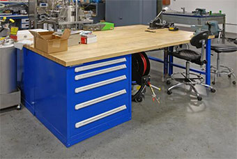 浦豐柜業(yè)幫助中國重汽動(dòng)力公司設計鉗工工作臺