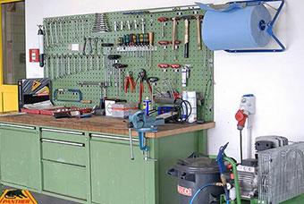 東營(yíng)勝利油田維修車(chē)間使用浦豐柜業(yè)工作臺升級改造